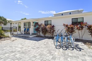 Property grounds - Painted Porch - Newly Renovated, Heated Private Pool, Walk to Shops + Dining! (Miramar Beach)