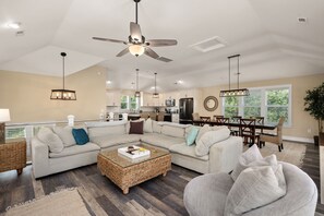 TV connectée, cheminée, table de tennis de table, livres