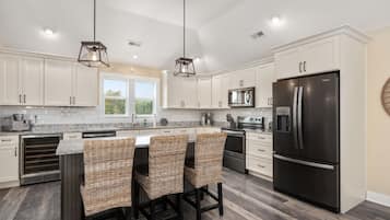 Full-size fridge, microwave, oven, stovetop