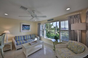 Talo, useita sänkyjä, yksityinen uima-allas, valtamerinäköala | Olohuone | Televisio