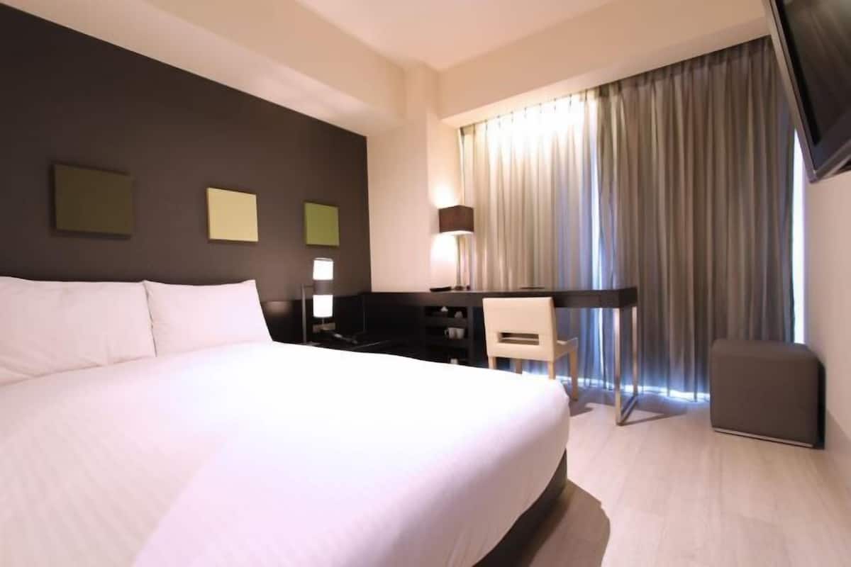 Desk, blackout curtains, free WiFi, bed sheets