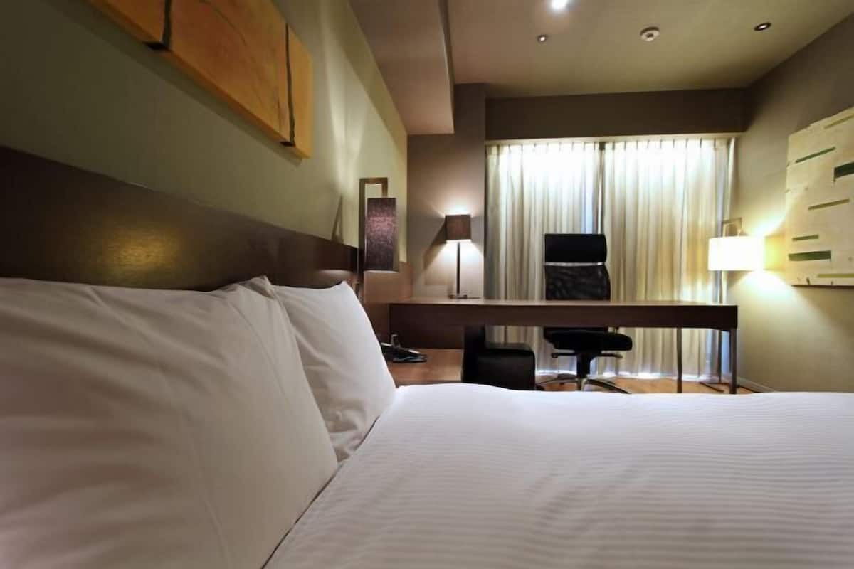 Escritorio, cortinas opacas, wifi gratis y ropa de cama