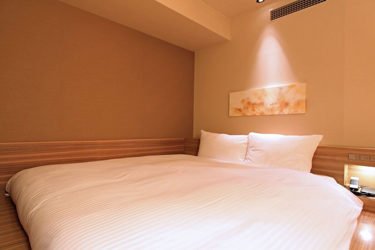 Escritorio, cortinas blackout, wifi gratis y ropa de cama 