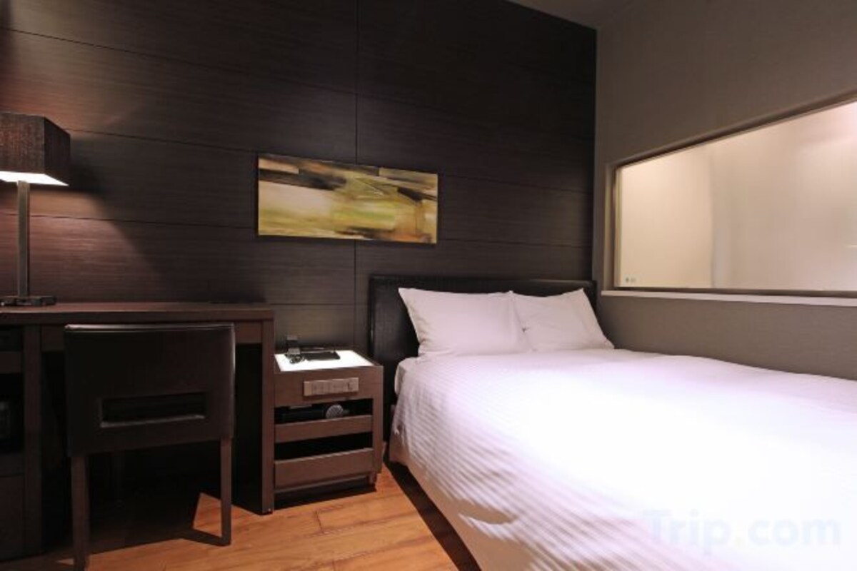 Escritorio, cortinas opacas, wifi gratis y ropa de cama