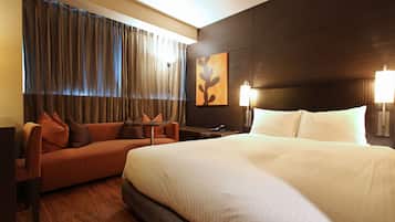 Escritorio, cortinas blackout, wifi gratis y ropa de cama