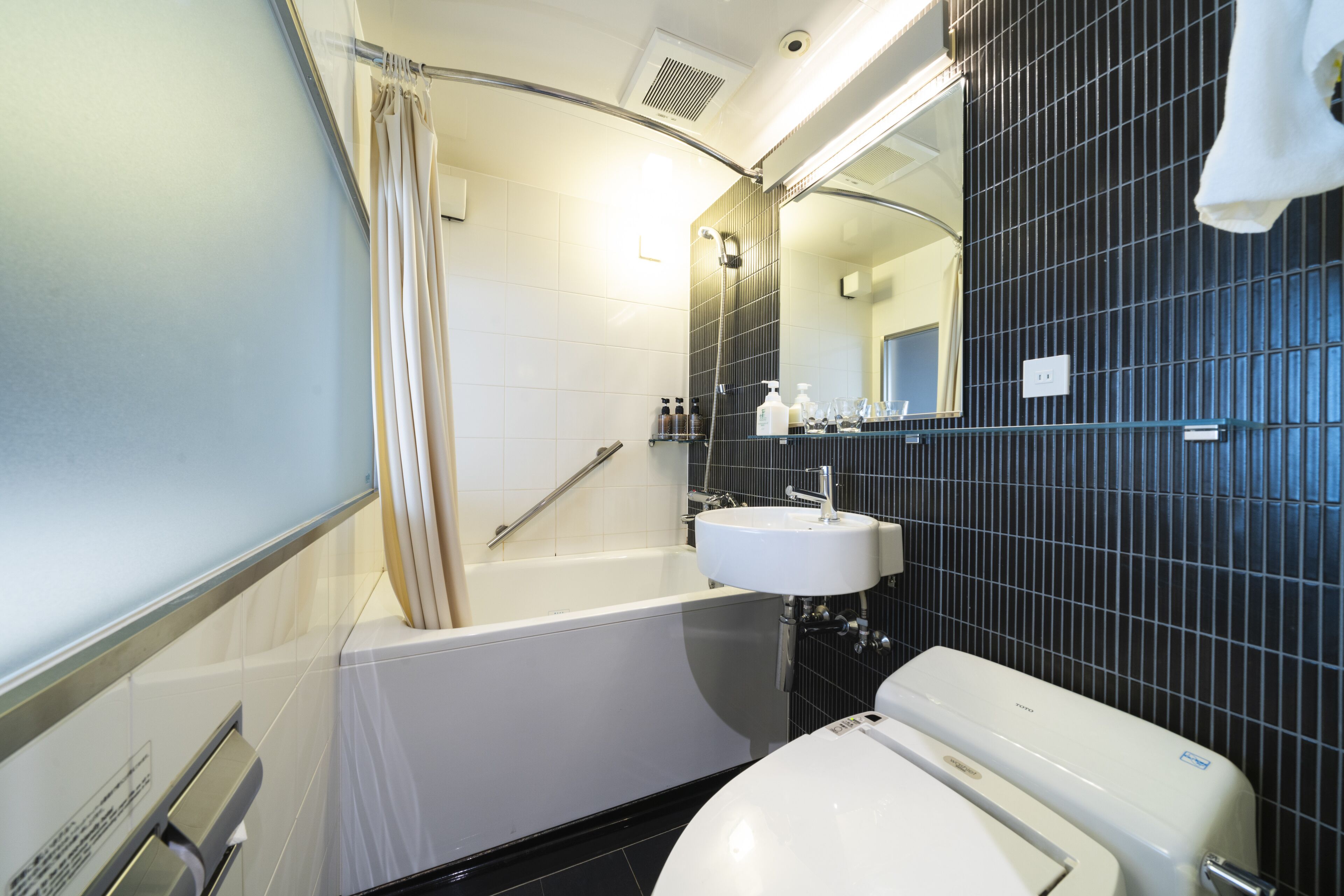 combined shower/bathtub, hair dryer, electronic bidet, towels