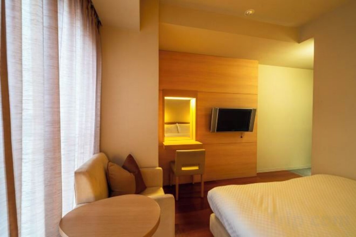 Escritorio, cortinas opacas, wifi gratis y ropa de cama