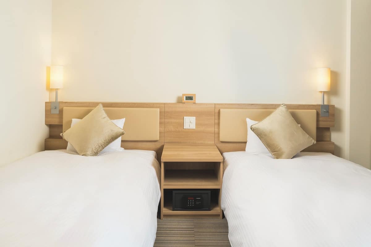 twin room | 1 bedroom, in-room safe, desk, free wifi