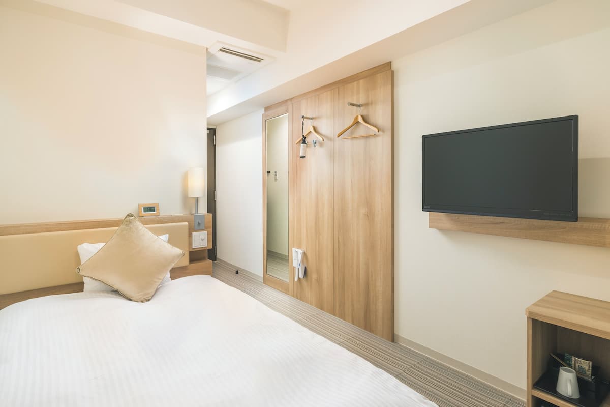 Single Room | In-room safe, desk, free WiFi, bed sheets