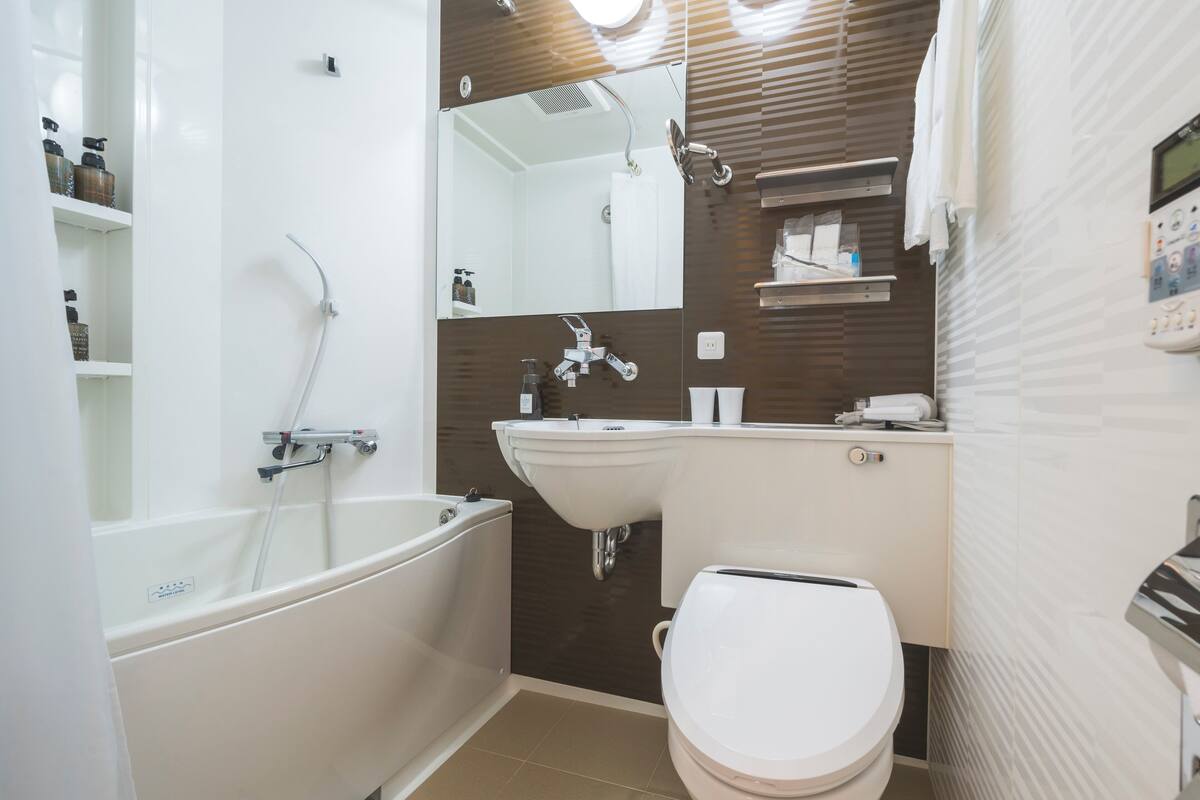 twin room | 1 bedroom, in-room safe, desk, free wifi