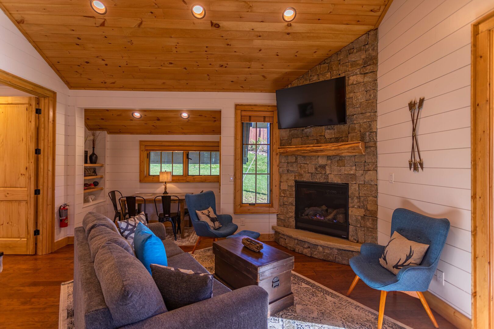 Banner Sky - 2bd/2ba cabin with mountain views, wrap around porch minutes from downtown Banner Elk.