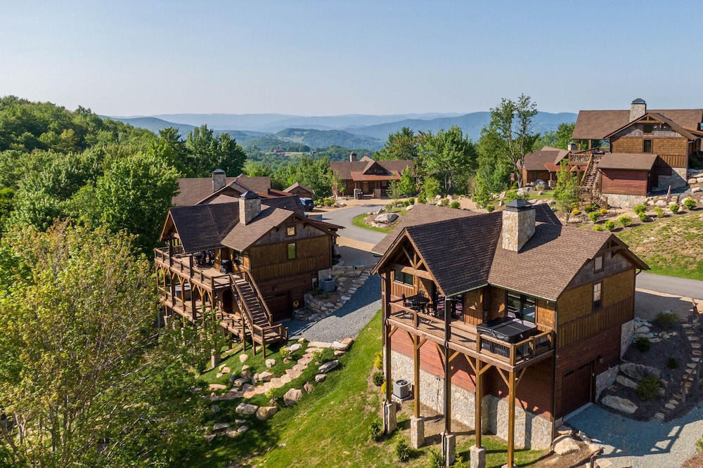 Happy Camper - Camp Eagles Nest- pet friendly, fire pit, walk to courts