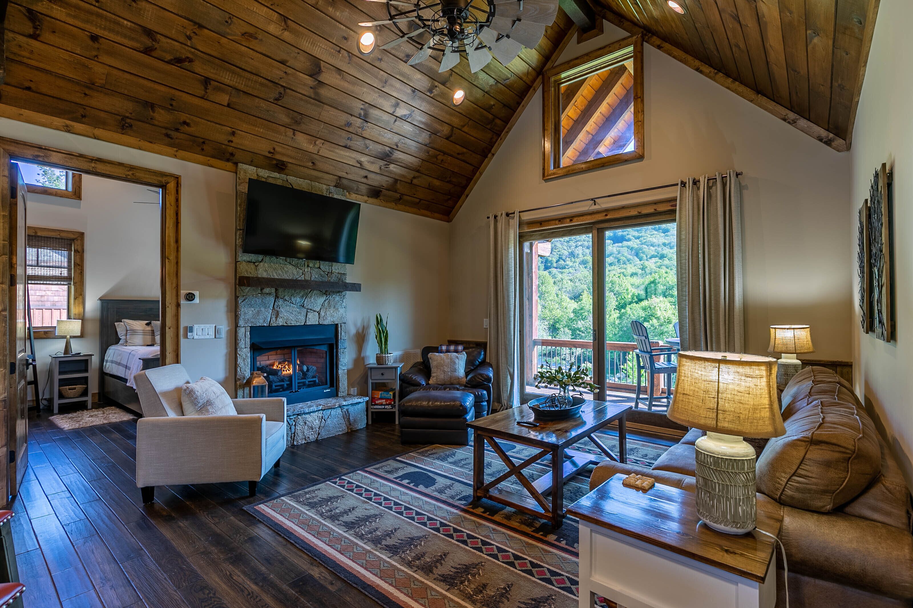 Happy Camper - Camp Eagles Nest- pet friendly, fire pit, walk to courts