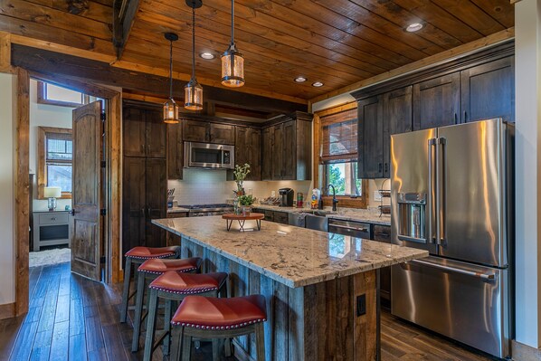 ثلاجة، ميكروويف، فرن، موقد طهي مسطح