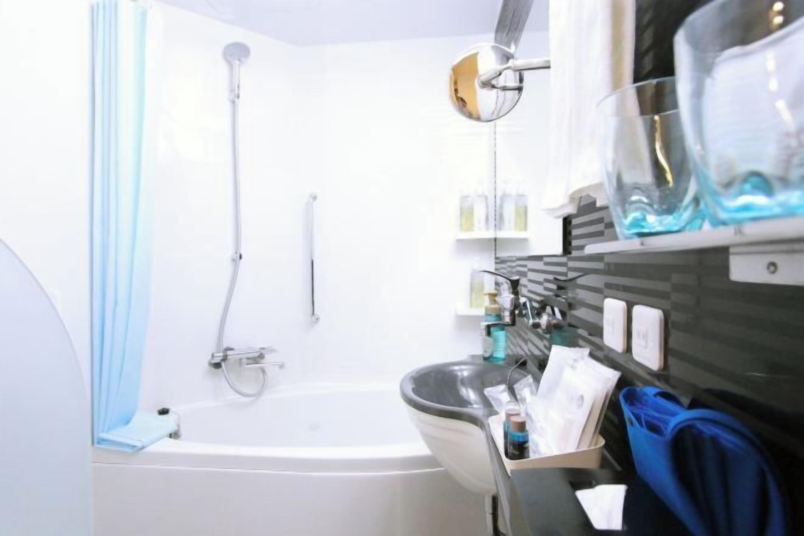 Kamar mandi | Kombinasi shower/bathtub, pengering rambut,  dan sandal