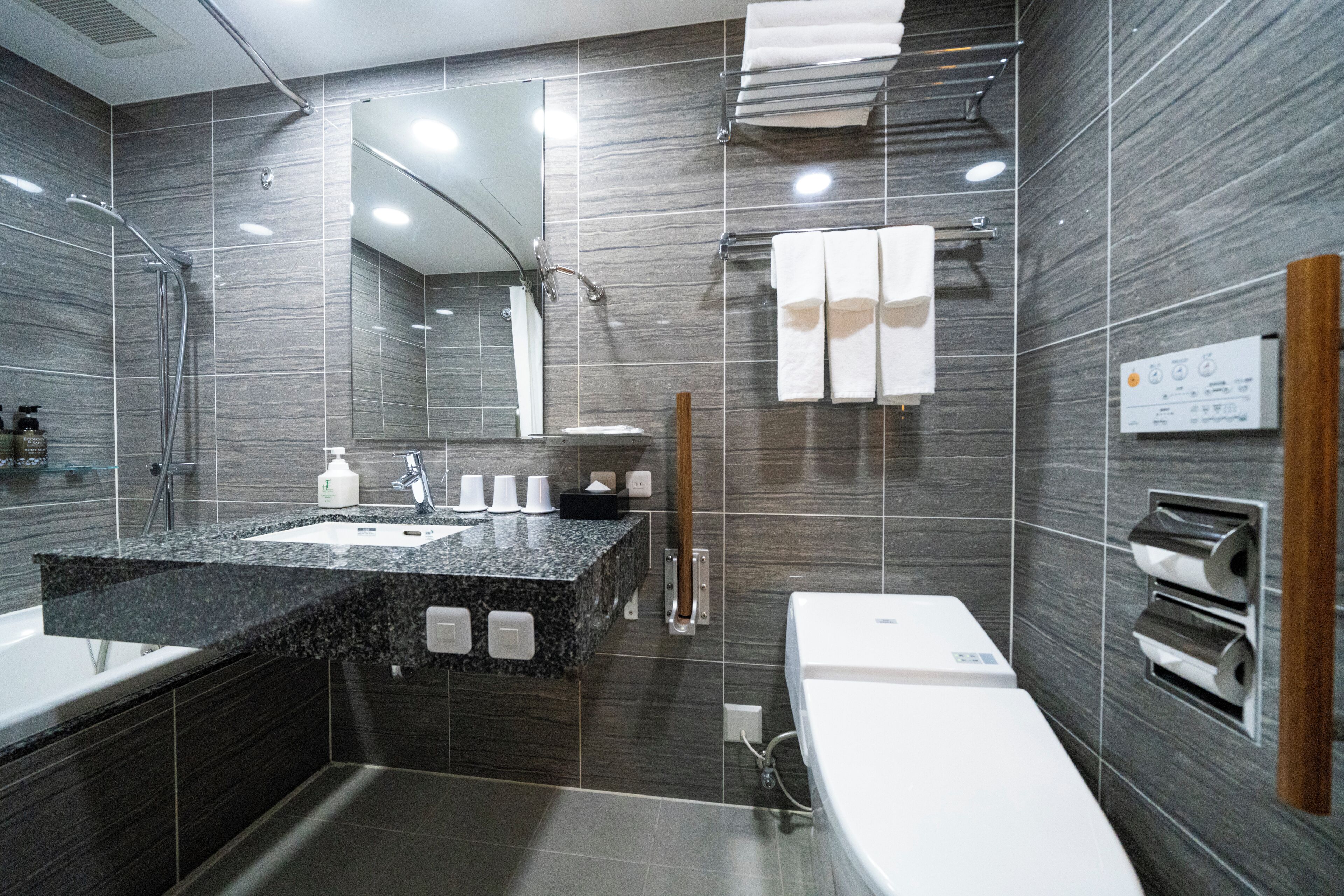 universal twin room, non smoking | 1 bedroom, in-room safe, desk, free wifi