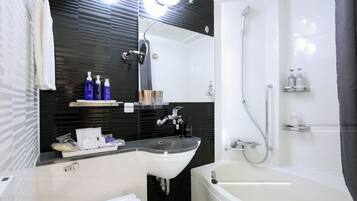 Bañera con ducha, secador de pelo, pantuflas