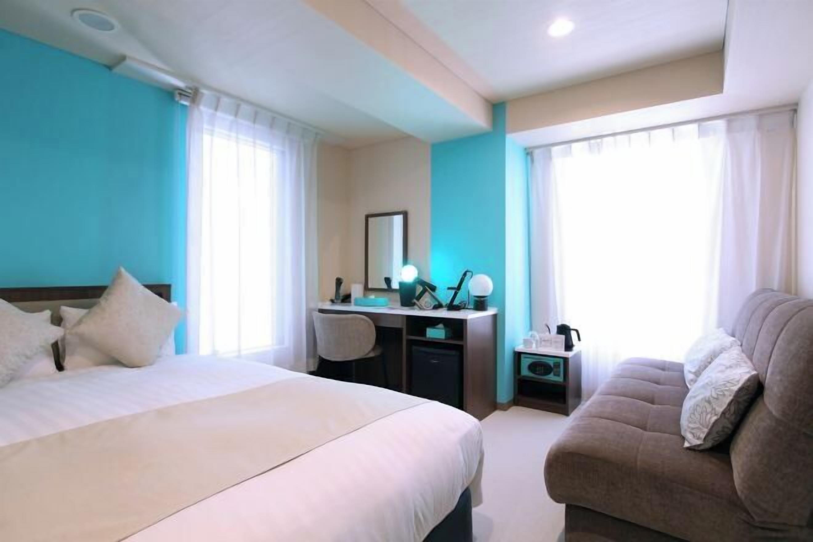 Brankas, meja kerja, Wi-Fi gratis, dan seprai linen