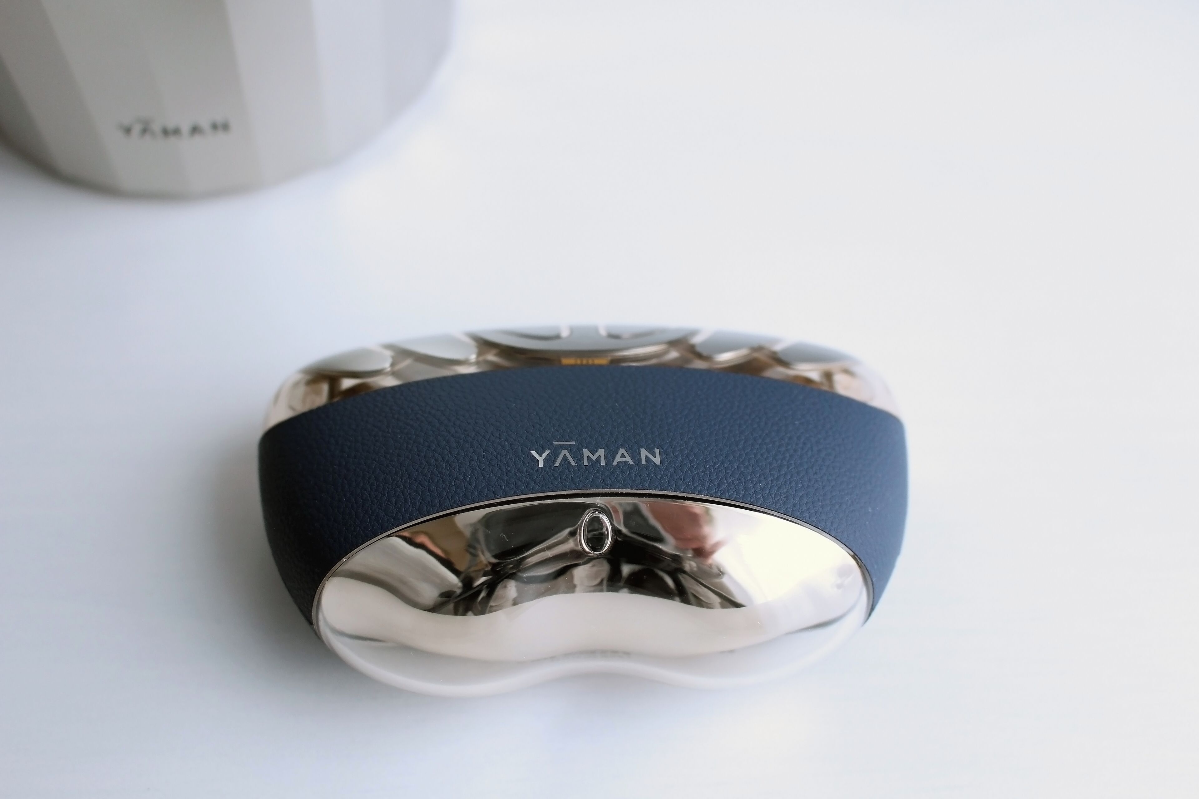 Un reloj YAMAN con correa oscura y esfera metálica.