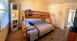 2 habitaciones, tabla de planchar con plancha y cuna de viaje