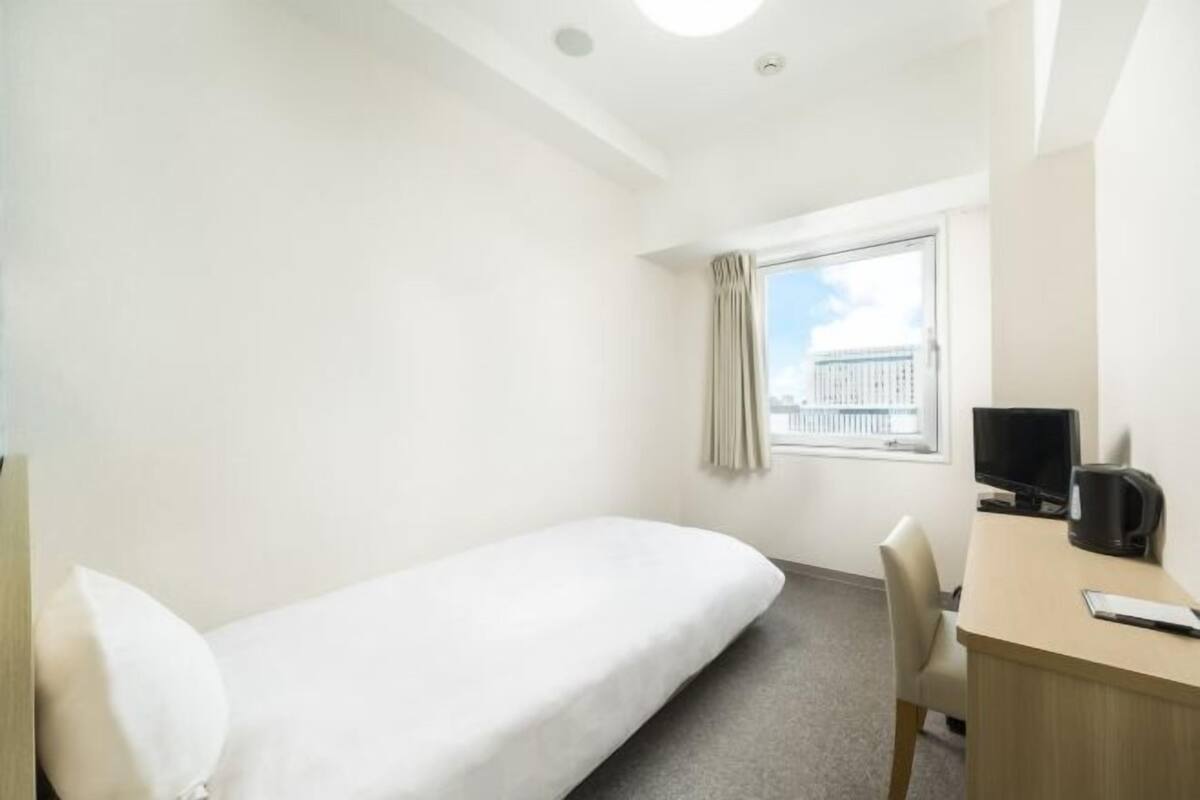 Een bureau, gratis wifi, beddengoed