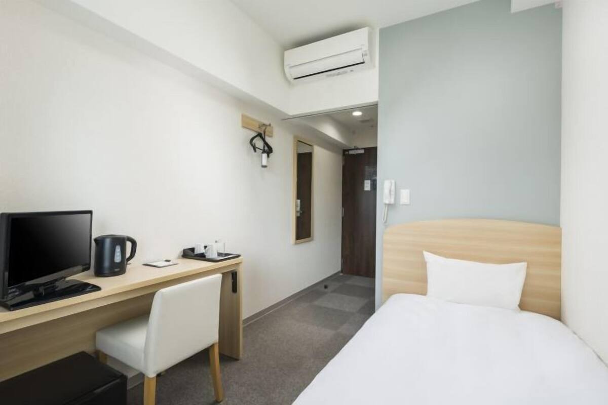 Een bureau, gratis wifi, beddengoed