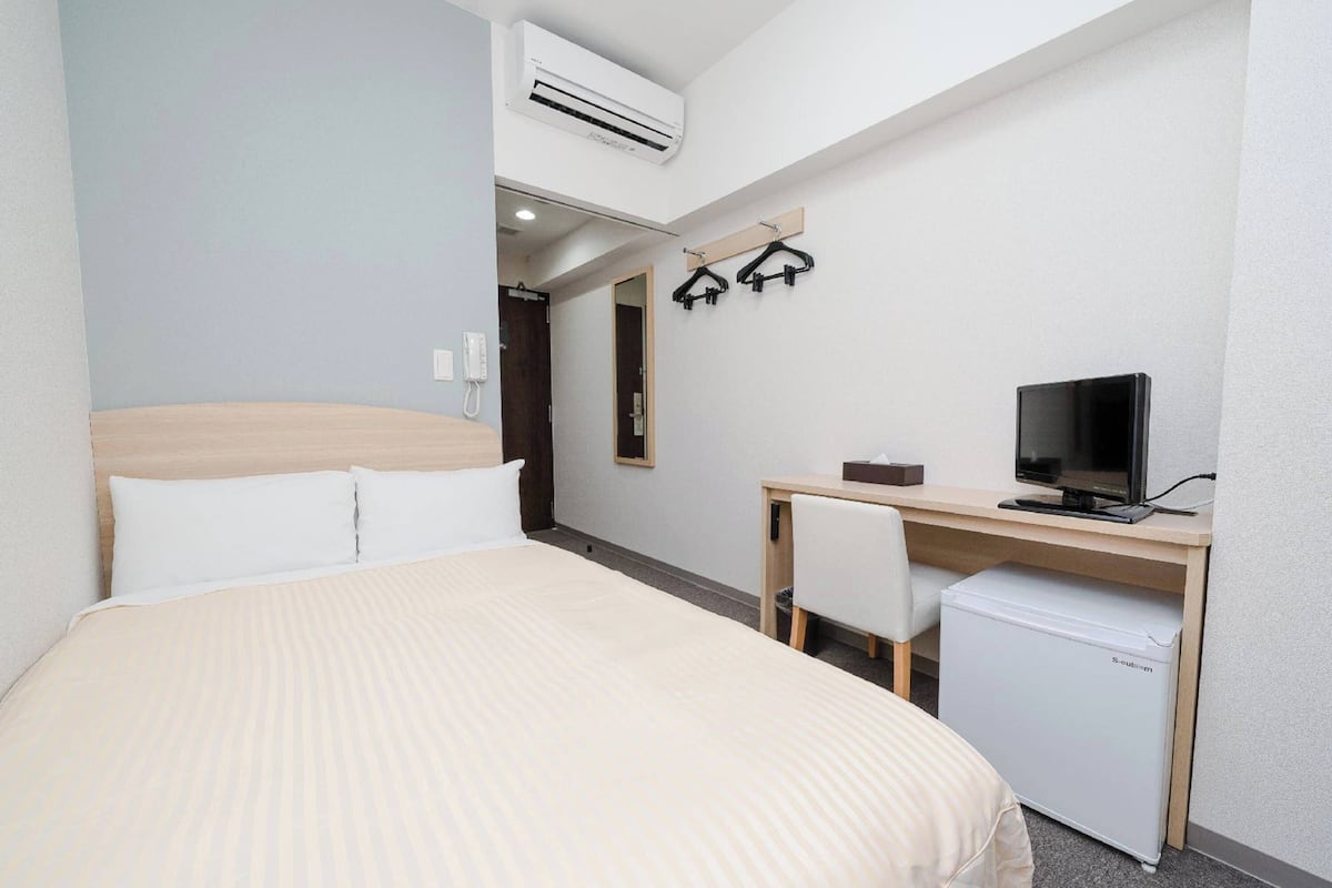 semi-double room | 1 bedroom, desk, free wifi, bed sheets