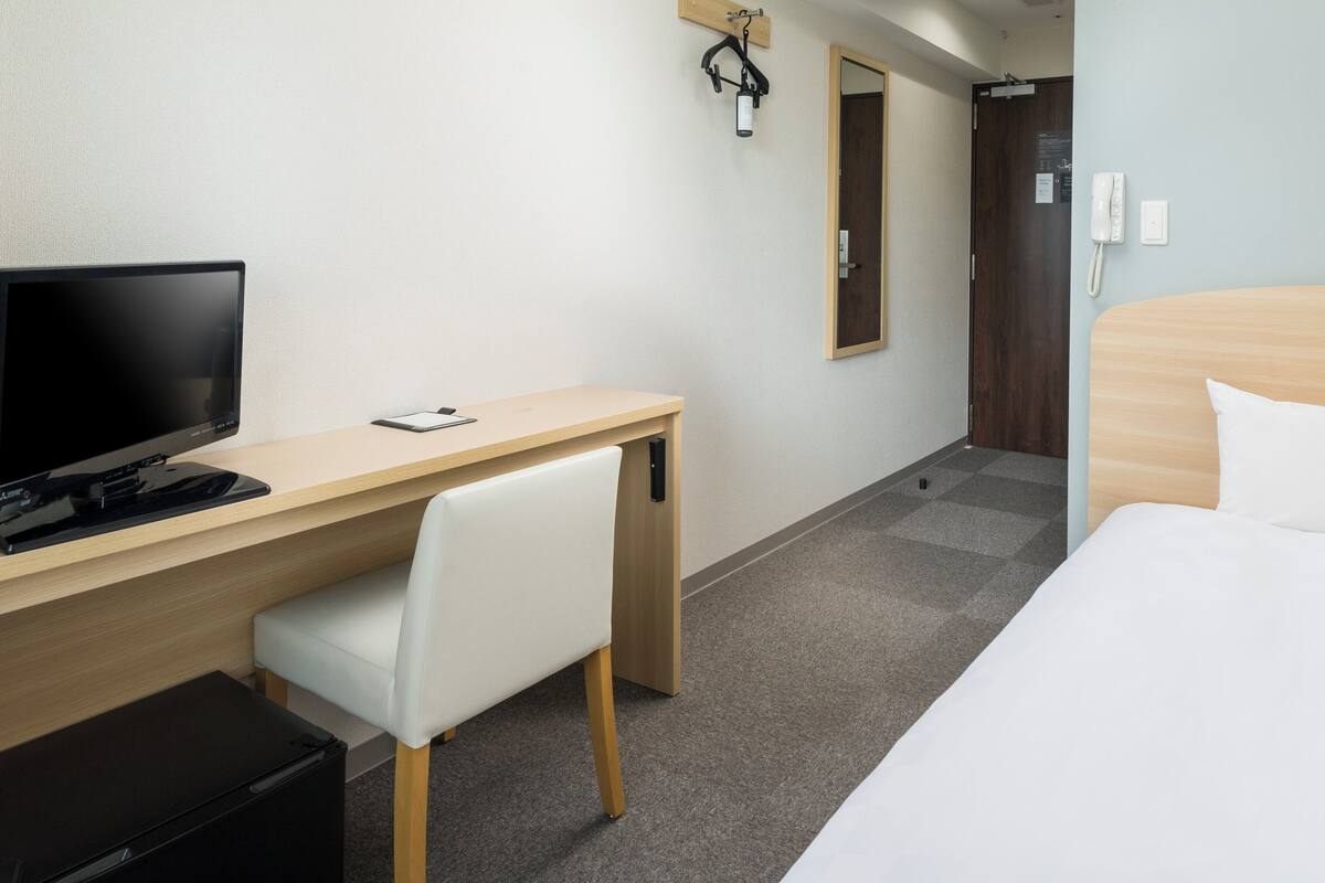Bureau, accès au Wi-Fi (inclus), literie fournie