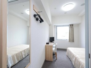 Escritorio, wifi gratis y ropa de cama 