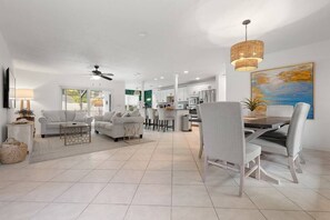 TV, books, offices - Bradenton - Minutes to IMG Academy / Beaches / Heated pool home / CASAMIA (Bradenton)