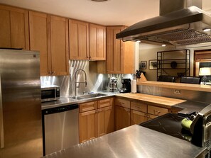 Kylskåp, mikrovågsugn, ugn och spishäll