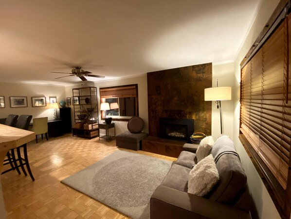 Téléviseur connecté, foyer, livres, sélection de films