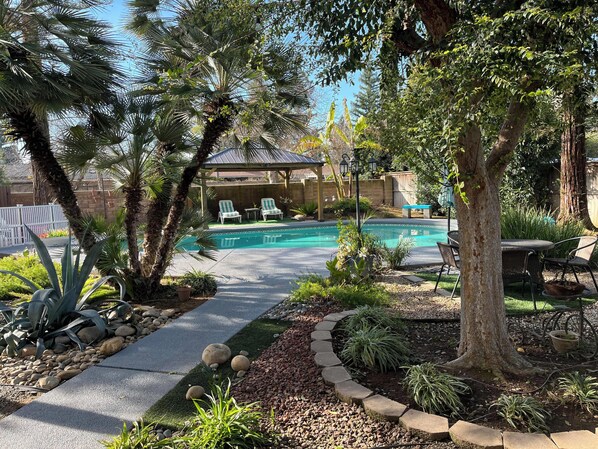 Outdoor pool - Stunning house, Pool, Firepit & home office in gated NW Fresno Neighborhood (Fresno)