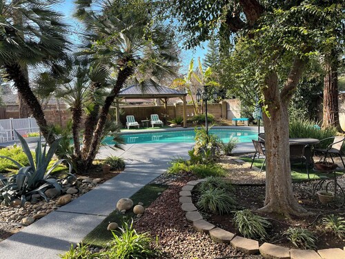Stunning house, Pool, Firepit & home office in gated NW Fresno Neighborhood