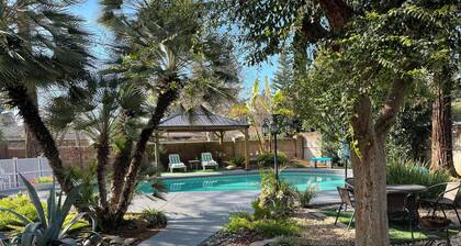 Stunning house, Pool, Firepit & home office in gated NW Fresno Neighborhood
