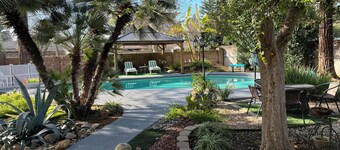 Stunning house, Pool, Firepit & home office in gated NW Fresno Neighborhood
