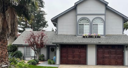 Stunning house, Pool, Firepit & home office in gated NW Fresno Neighborhood
