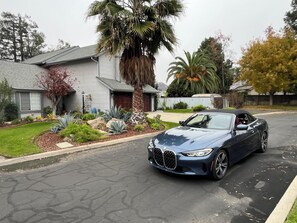 Property grounds - Stunning house, Pool, Firepit & home office in gated NW Fresno Neighborhood (Fresno)