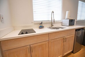 Frigorifero, microonde, piano cottura, macchina per tè/caffè