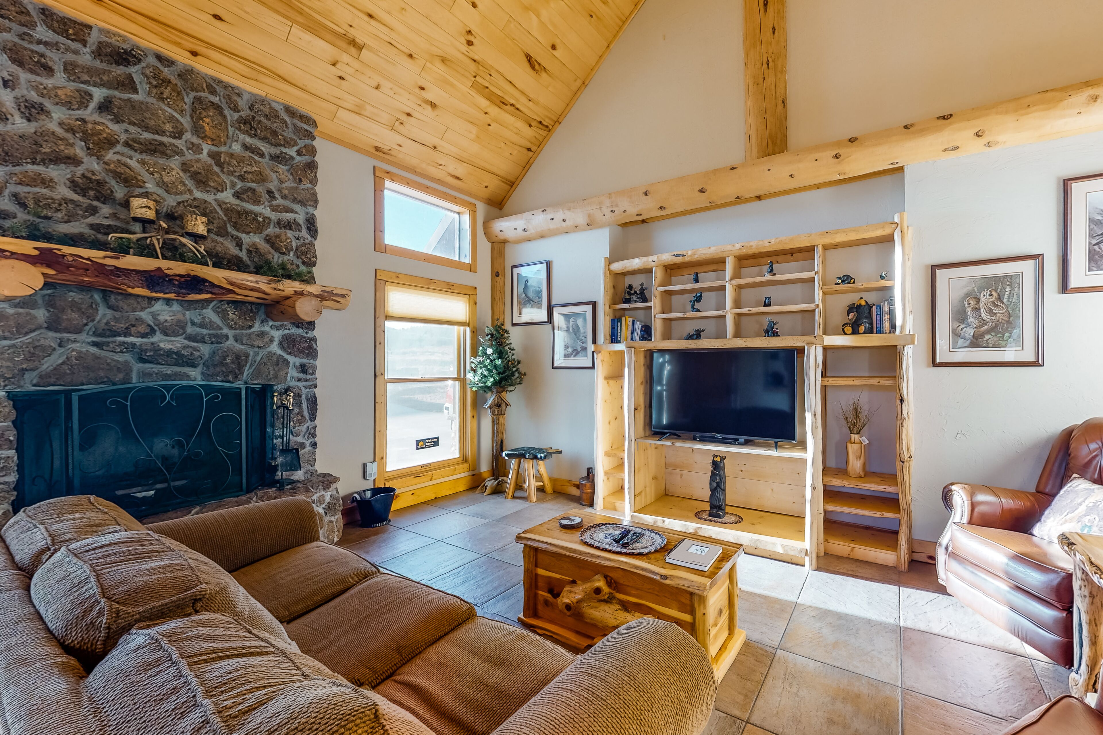 Lovely Cabin with Private Deck, Fireplace & Hot Tub - Free High Speed WiFi!