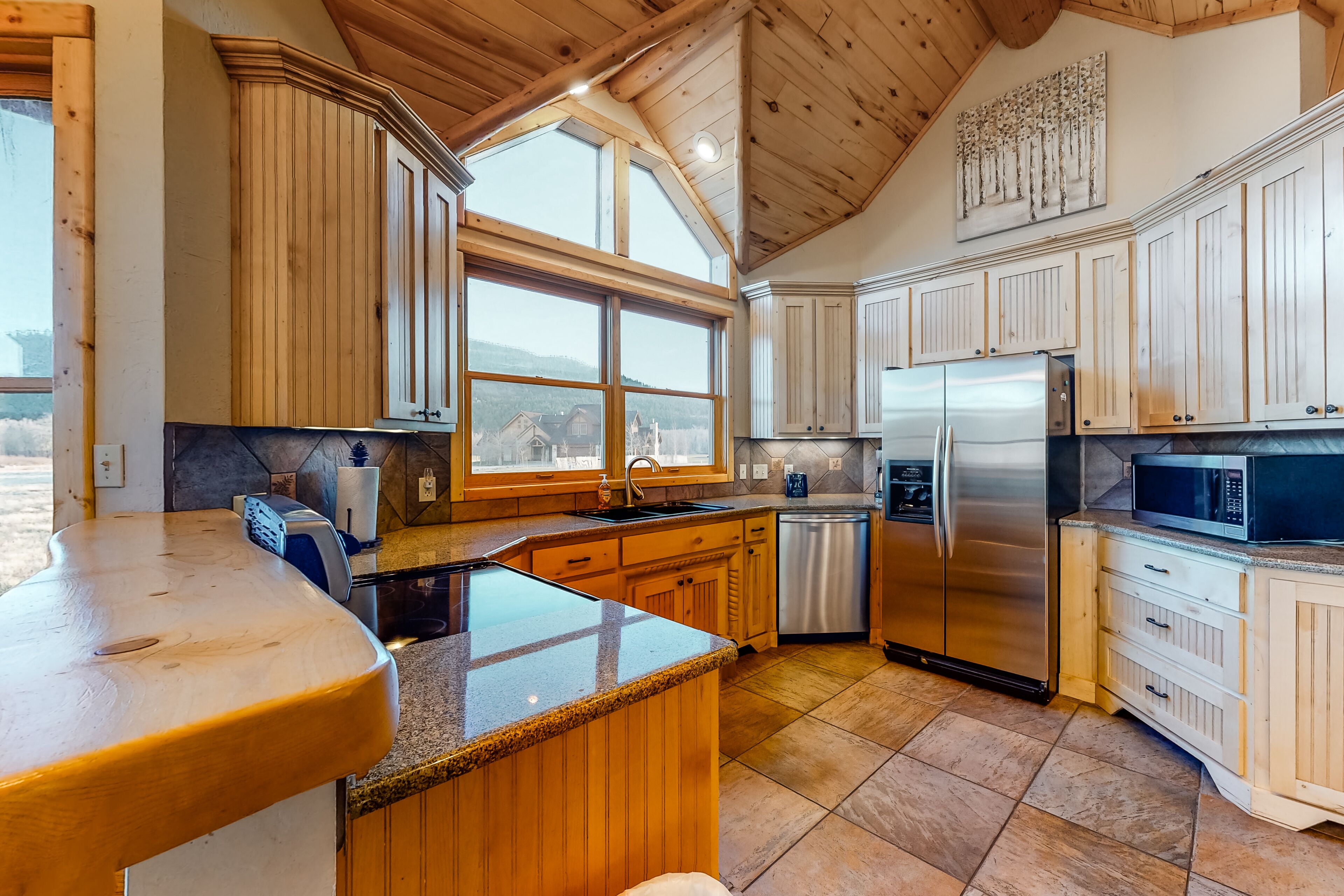Lovely Cabin with Private Deck, Fireplace & Hot Tub - Free High Speed WiFi!