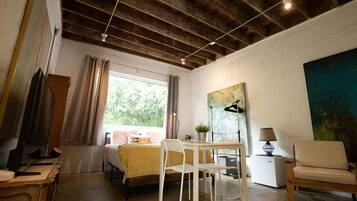 Escritorio, tabla de planchar con plancha, wifi gratis y ropa de cama