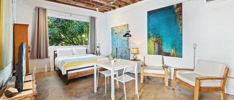 デスク、アイロン / アイロン台、WiFi (無料)、ベッドシーツ