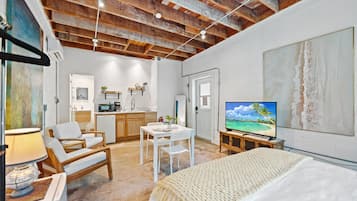 Escritorio, tabla de planchar con plancha, wifi gratis y ropa de cama