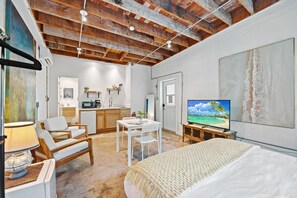 Escritorio, tabla de planchar con plancha, wifi gratis y ropa de cama 