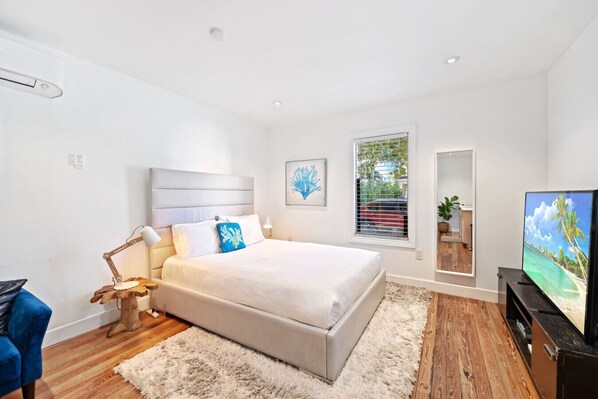 Desk, iron/ironing board, free WiFi, bed sheets - Charming Studio with shared Patio (Coral Gables)