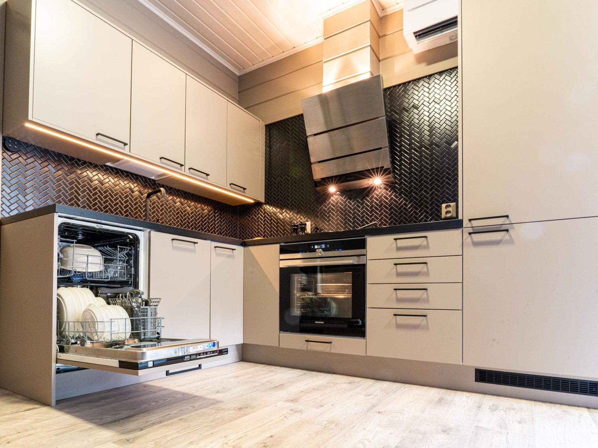 Jääkaappi, mikroaaltouuni, astianpesukone