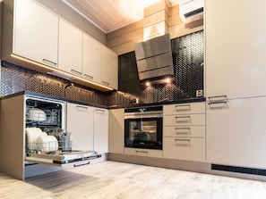 冰箱、微波炉、洗碗机、厨具/餐具