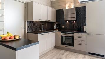 Refrigerador, microondas, lavavajillas y utensilios de cocina