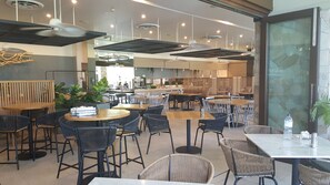 Dining - Swim Out 158 | Port Douglas (Craiglie)